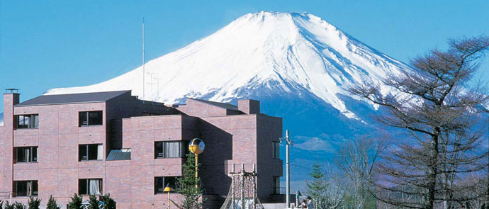 富士山を背景に、ホテルジャパン山中湖